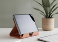 Moderne Tablet/iPad Standaard - Sleek Design in PLA Matte Latte brown